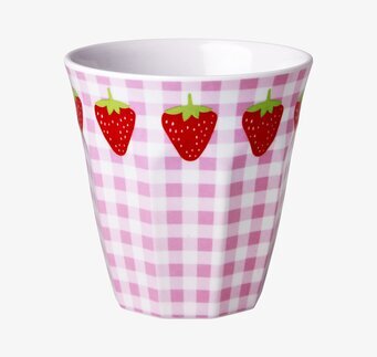 Bild av charmig barnmugg med rutmönster och jordgubbar