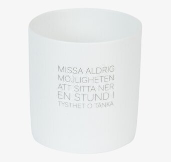 Foto av stilren ljuslykta med inspirerande budskap