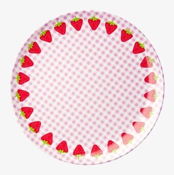 Bild av lekfull tallrik med gingham och jordgubbar