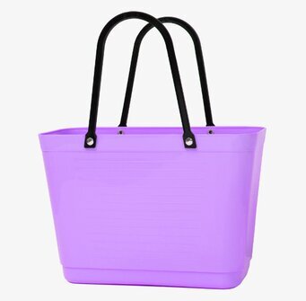 Bild av lila väska i hållbar plast med stilren design