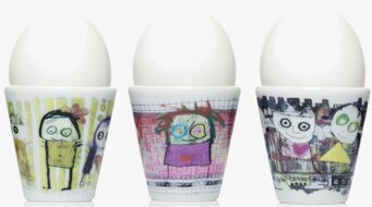 Bild av tre lekfullt designade äggkoppar i porslin