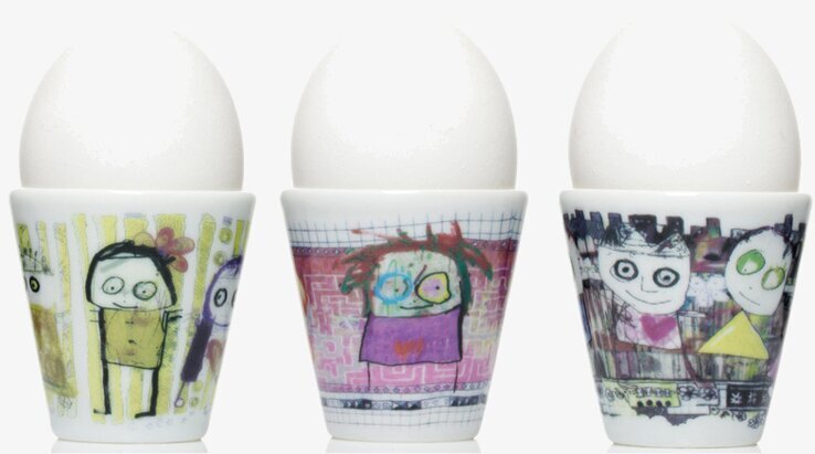 Bild av tre lekfullt designade äggkoppar i porslin