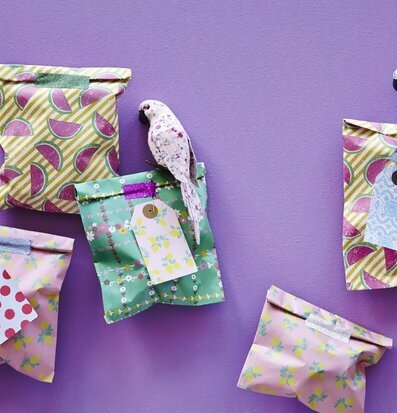 Bild av färgglada dekorativa påsar och papegojor