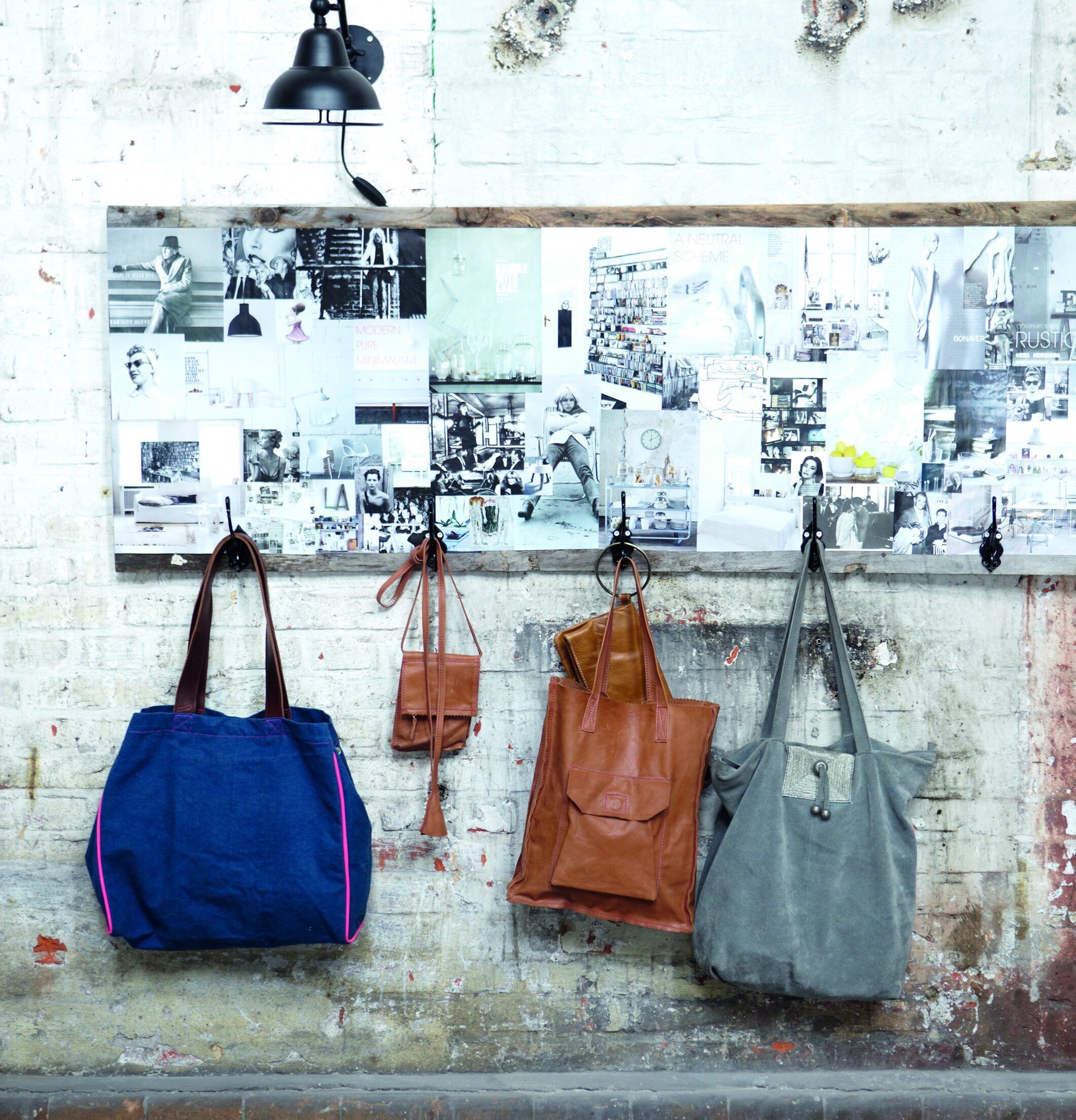 Halsväska i läder från House Doctor upphängd på rå vägg