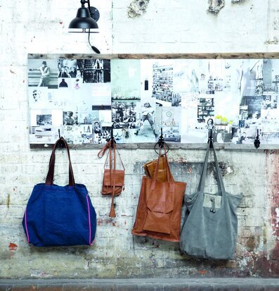 Bild av rustik vägg med trendiga och funktionella väskor