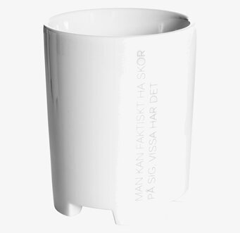 Bild av stilren mugg med humoristiskt citat och design