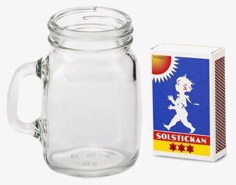Bild av glasburk och tändsticksask i minimalistisk stil
