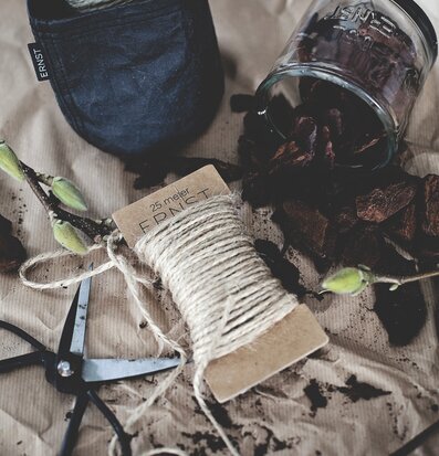 Bild av rustik scen med naturliga och kreativa element