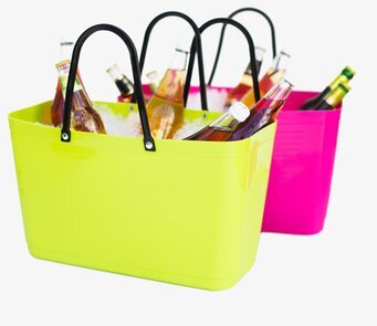 Bild av färgglada plastkorgar med dryckesflaskor