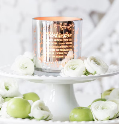 Foto av vårinspirerad ljuslykta med elegant arrangemang