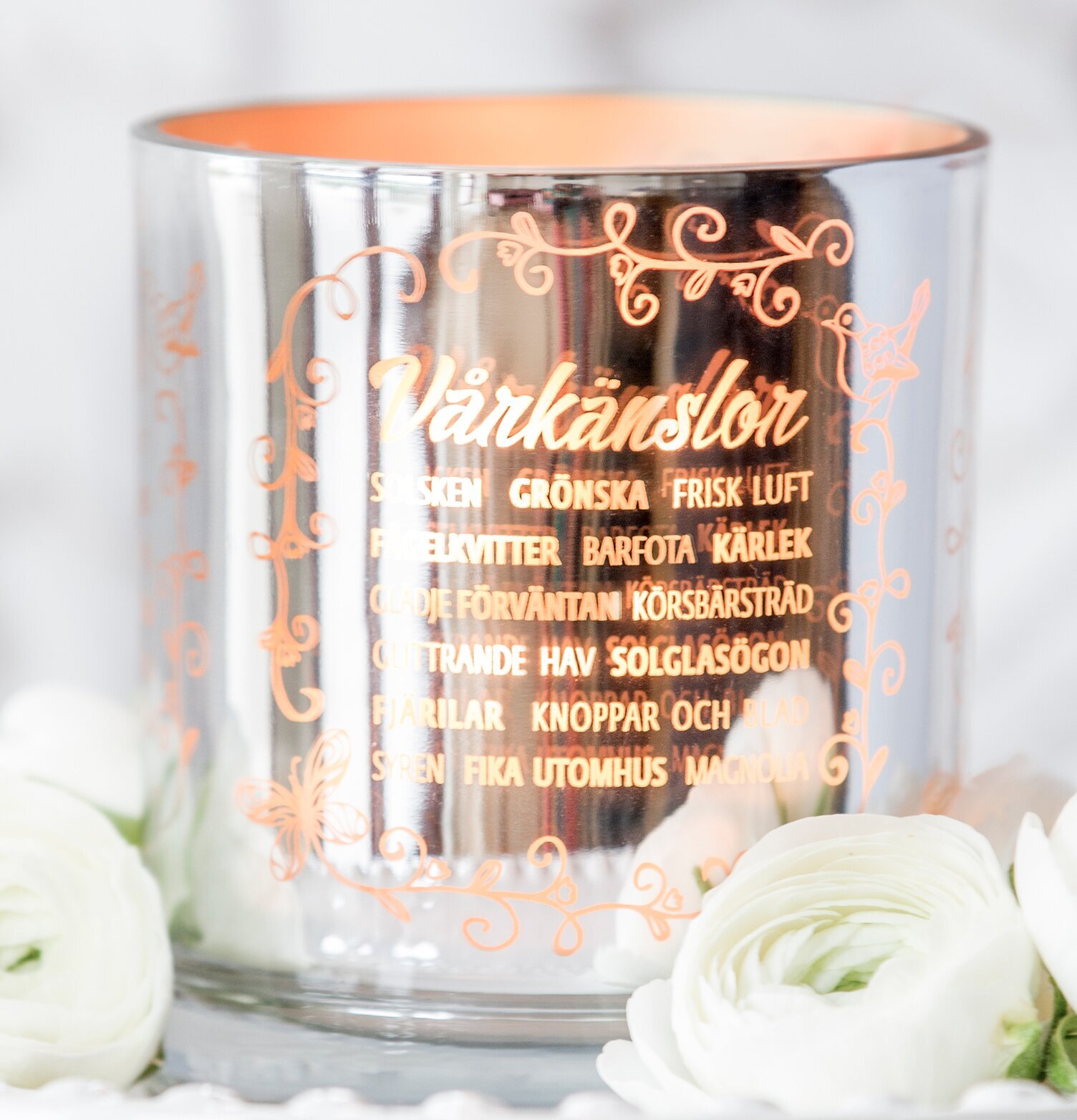 Foto av ljuslykta med vårtema och eleganta detaljer