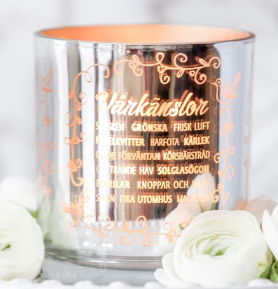 Foto av ljuslykta med vårtema och eleganta detaljer