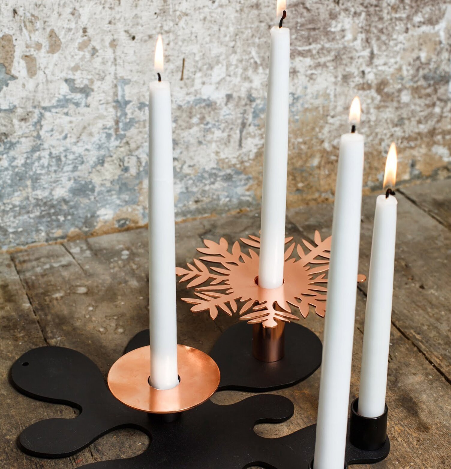 Foto av stilfulla ljusstakar med koppar och levande ljus