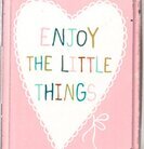 Bild av charmig plåtburk med lekfull design och text