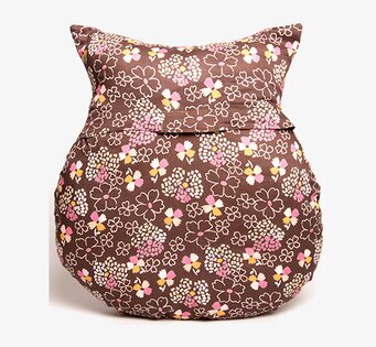 Bild av dekorativ kudde med blomstrande patchworkmönster