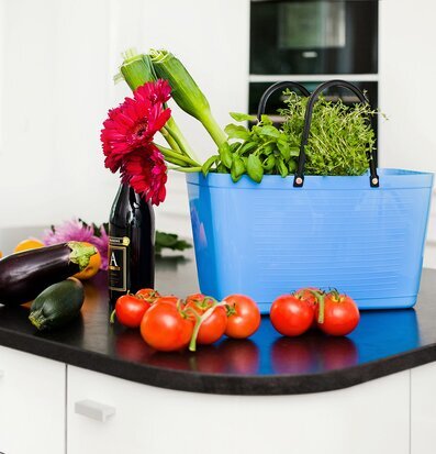 Bild av stilrent kök med färska grönsaker och blommor