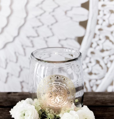 Foto av elegant guldfärgad vas med blommor och ornament