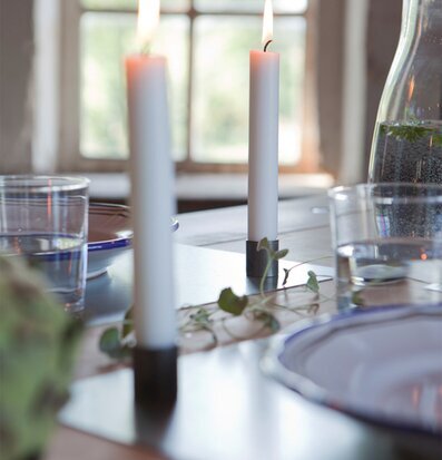 Foto av stilfull dukning med modern och enkel design