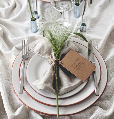 Foto av elegant dukning med modern och naturlig stil