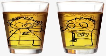 Bild av originella dricksglas med tecknade figurer