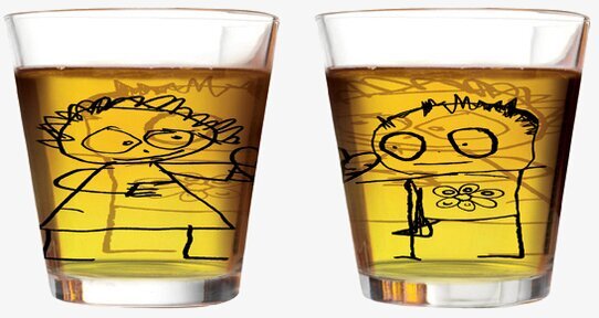 Bild av originella dricksglas med tecknade figurer