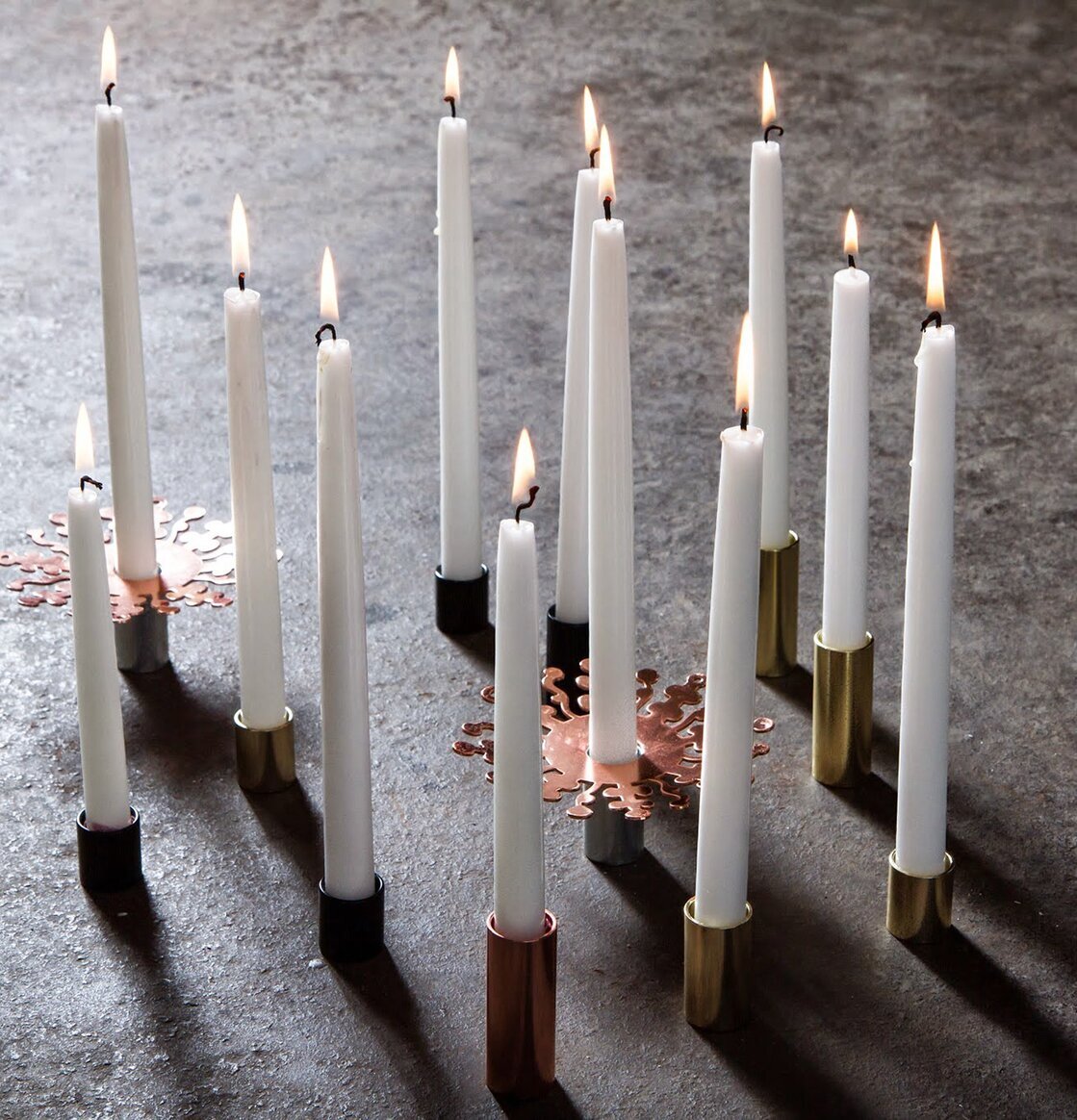 Ljusstump Mellan Vit från Ernst i olika ljusstakar på betong