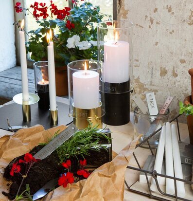 Foto av stilren heminredning med ljusstakar och växter