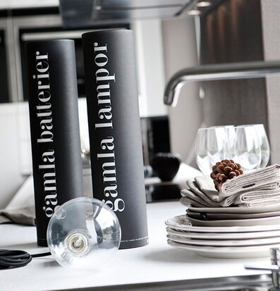 Bild av stilrent köksbord med återvinningsbehållare