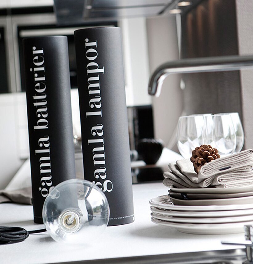 RecyclingTubes Gamla Lampor från Format på en bänkskiva