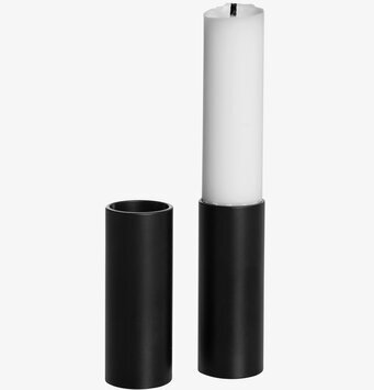 Foto av stilren ljusstump med svart hållare och vitt ljus