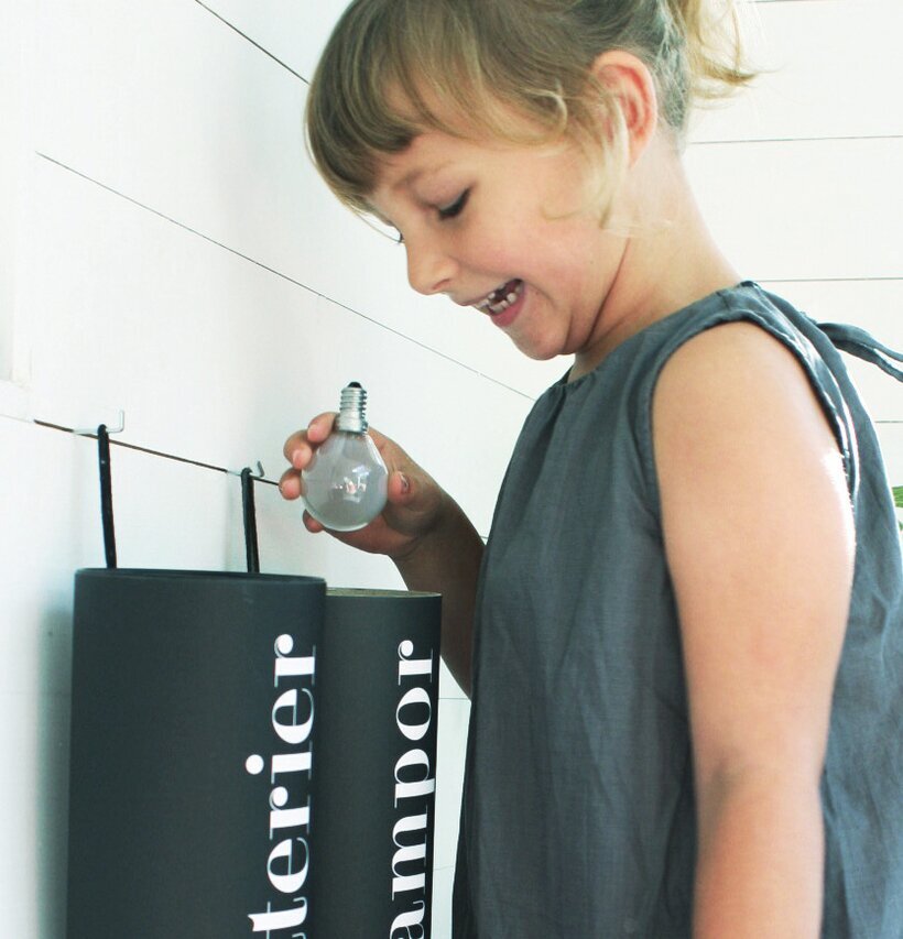 Ung flicka återvinner med RecyclingTubes Gamla Lampor från Format