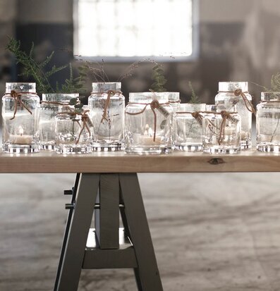 Bild av rustik interiör med glasvaser och ljuslyktor