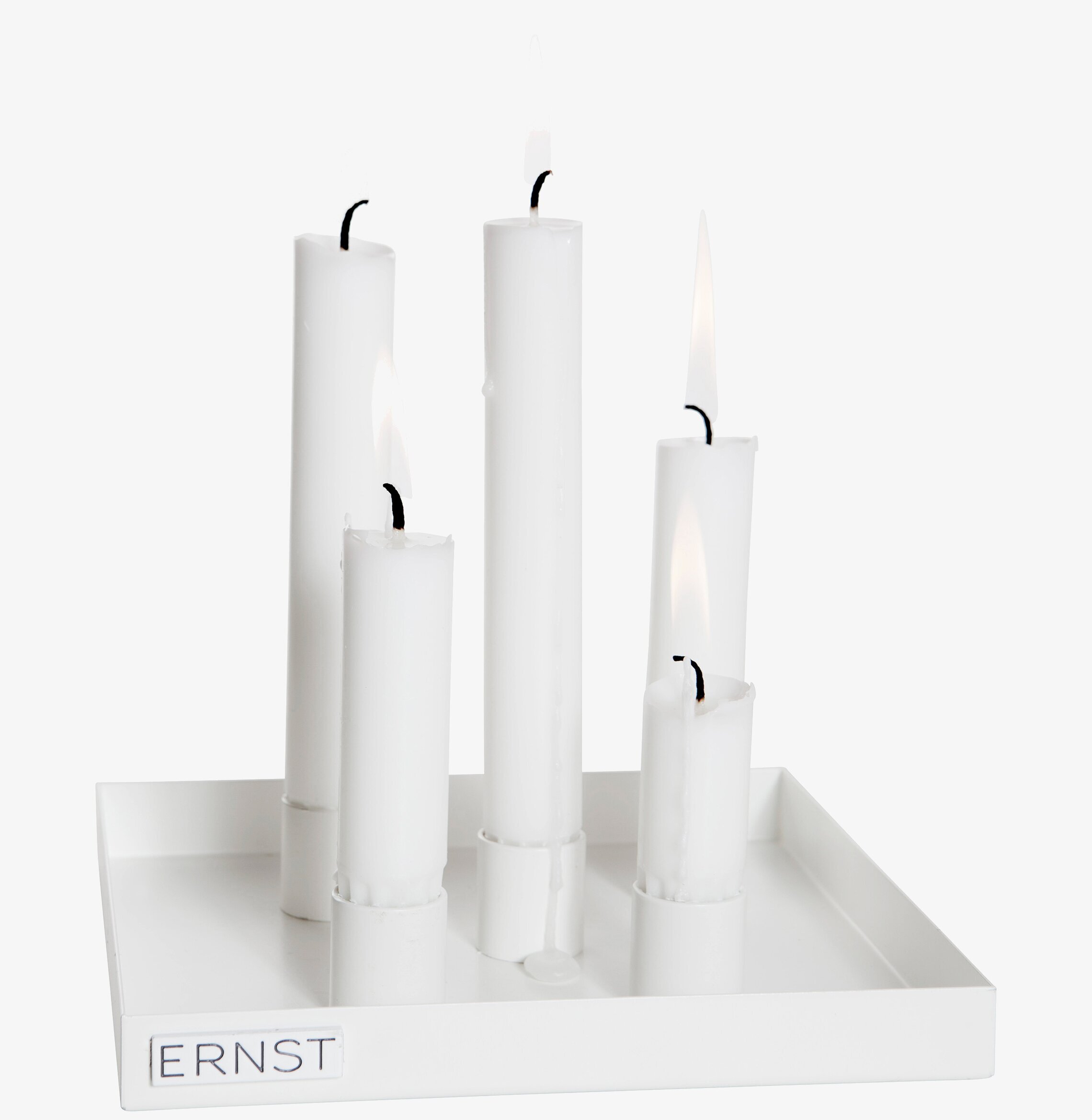 Ljusstump Mellan Vit från Ernst på vit platta med fyra ljus