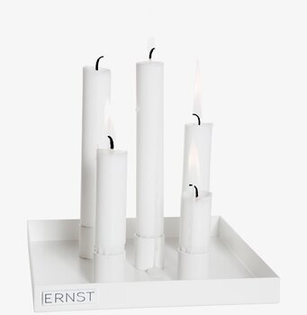 Bild på stilrena ljusstumpar i vitt med harmonisk design