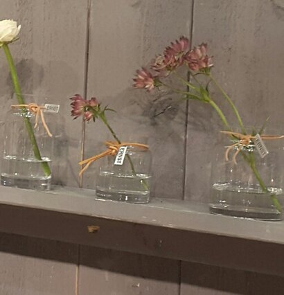 Värmeljuslykta 8 cm från Ernst på hylla med blommor