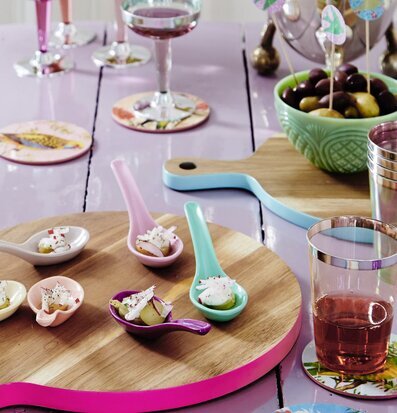 Bild av färgglad och stilfull dukning för sommarfest