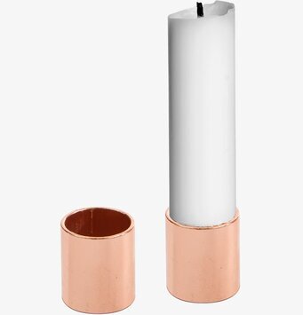 Bild av stilren ljusstake i koppar med vitt ljus