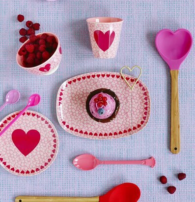 Foto av färgstark dukning med hjärtmönster och bär