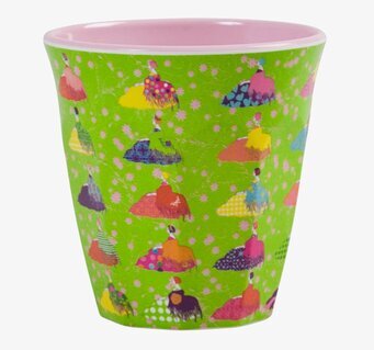 Bild av färgglad mugg med dansande figurer och blommor