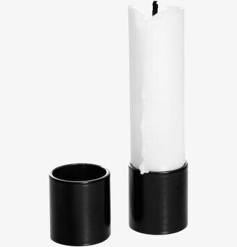 Bild av ljusstump med hållare i minimalistisk stil