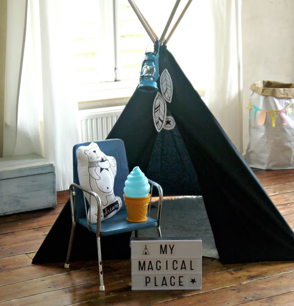 Bild av mysig hörna med tipi-tält och lekfull inredning