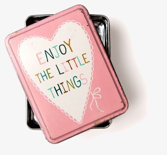 Foto av charmig rektangulär plåtburk med hjärtdesign