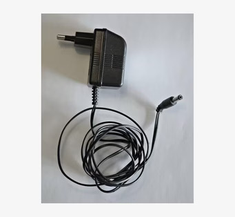 Bild av svart EU-adapter med lång kabel och matt yta