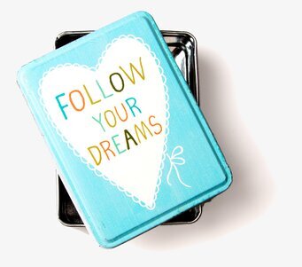 Bild av färgglad plåtburk med inspirerande budskap