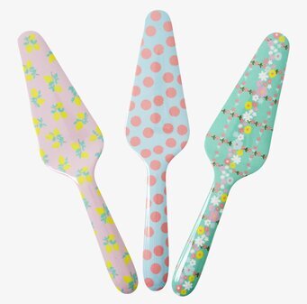 Bild av tre färgglada tårtspadar med livliga mönster