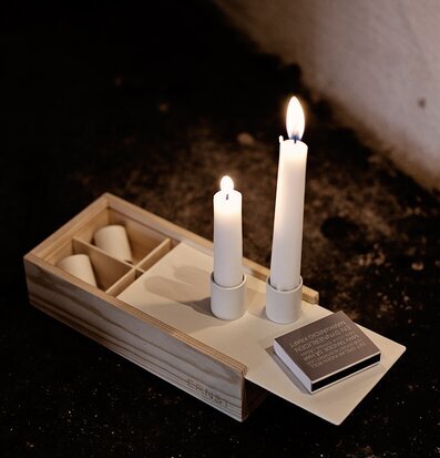 Bild av stilren stumplåda i trä med ljus och tändstickor