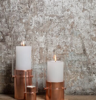 Bild av eleganta kopparlyktor på rustik bakgrund