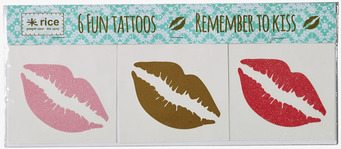 Bild av livfulla tillfälliga tatueringar med läppmotiv