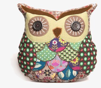 Bild av unik kudde med charmig uggla i patchworkdesign