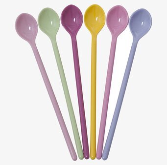 Bild av pastellfärgade skedar i melamin mot vit bakgrund